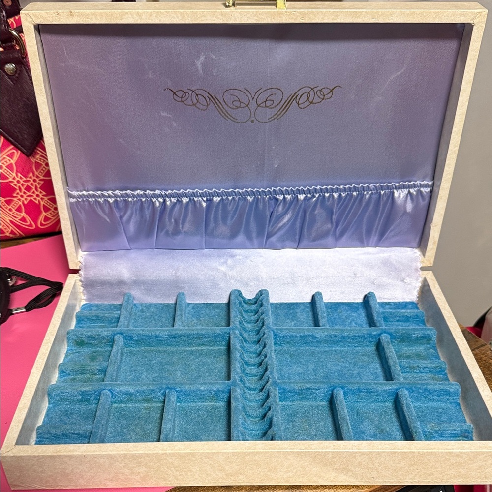 Vintage Cream Jewelry Box - Picture 2 of 5